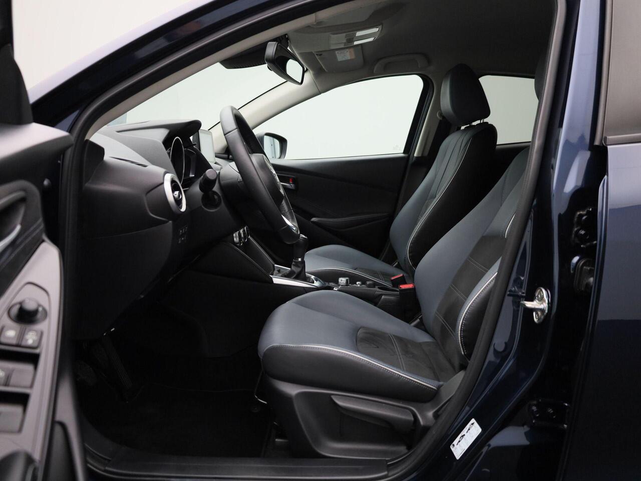 Mazda 2 1.5 90Pk Skyactiv-G Signature | Navigatie | Climate Control | Cruise Control Adaptief | Stoel- en Stuurwiel Verwarming | Apple Carplay/Android Auto | Lichtmetalen Velgen | Head-up Display | Parkeersensoren rondom incl. Camera | Keyless | Bekleding Leder/ 