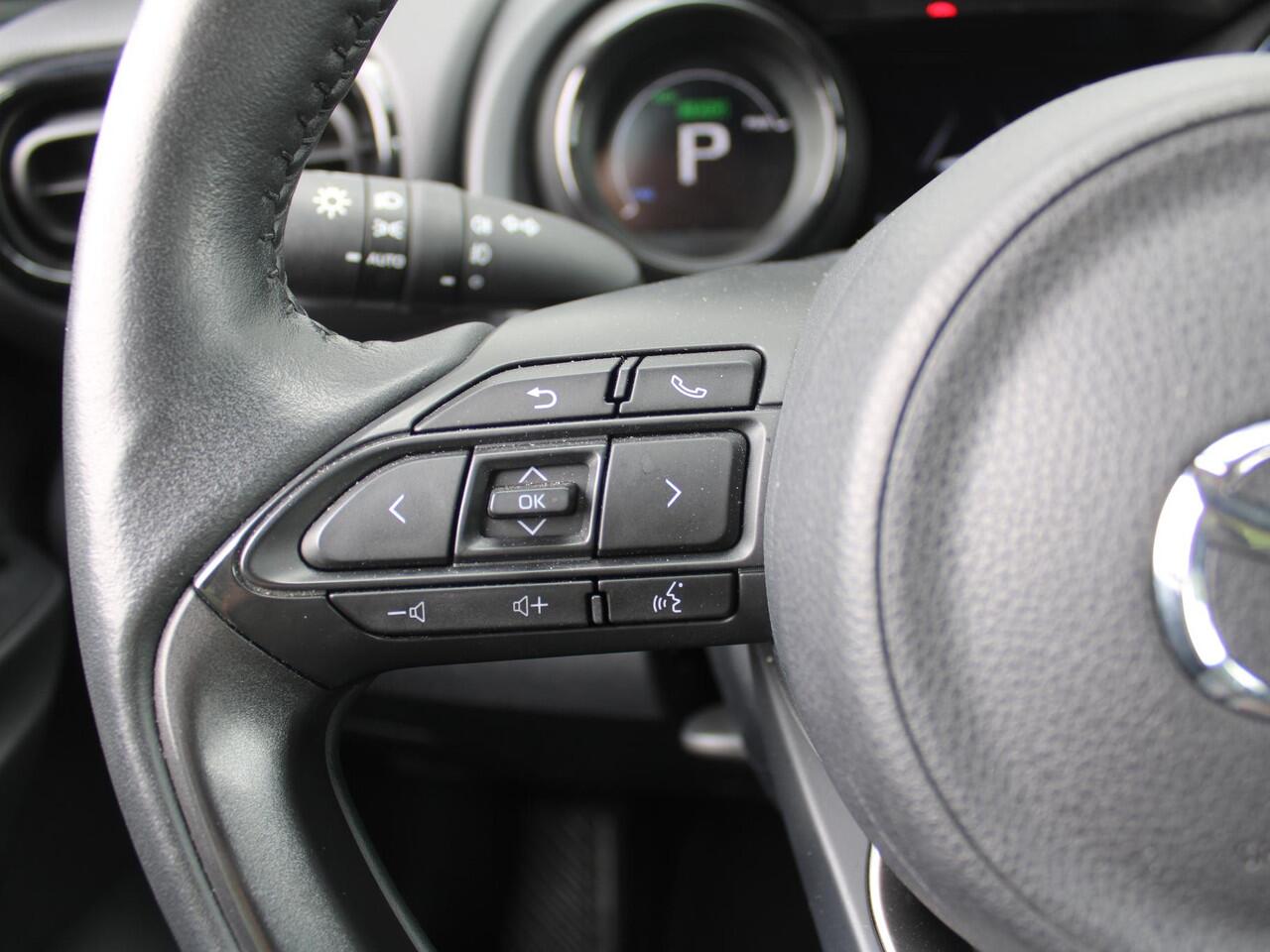 Mazda 2 Hybrid 1.5 Select | 16" LM | Stoel- & stuurverwarming | HUD | Camera | Dodehoek sensor | Clima | Apple Carplay/Android Auto |