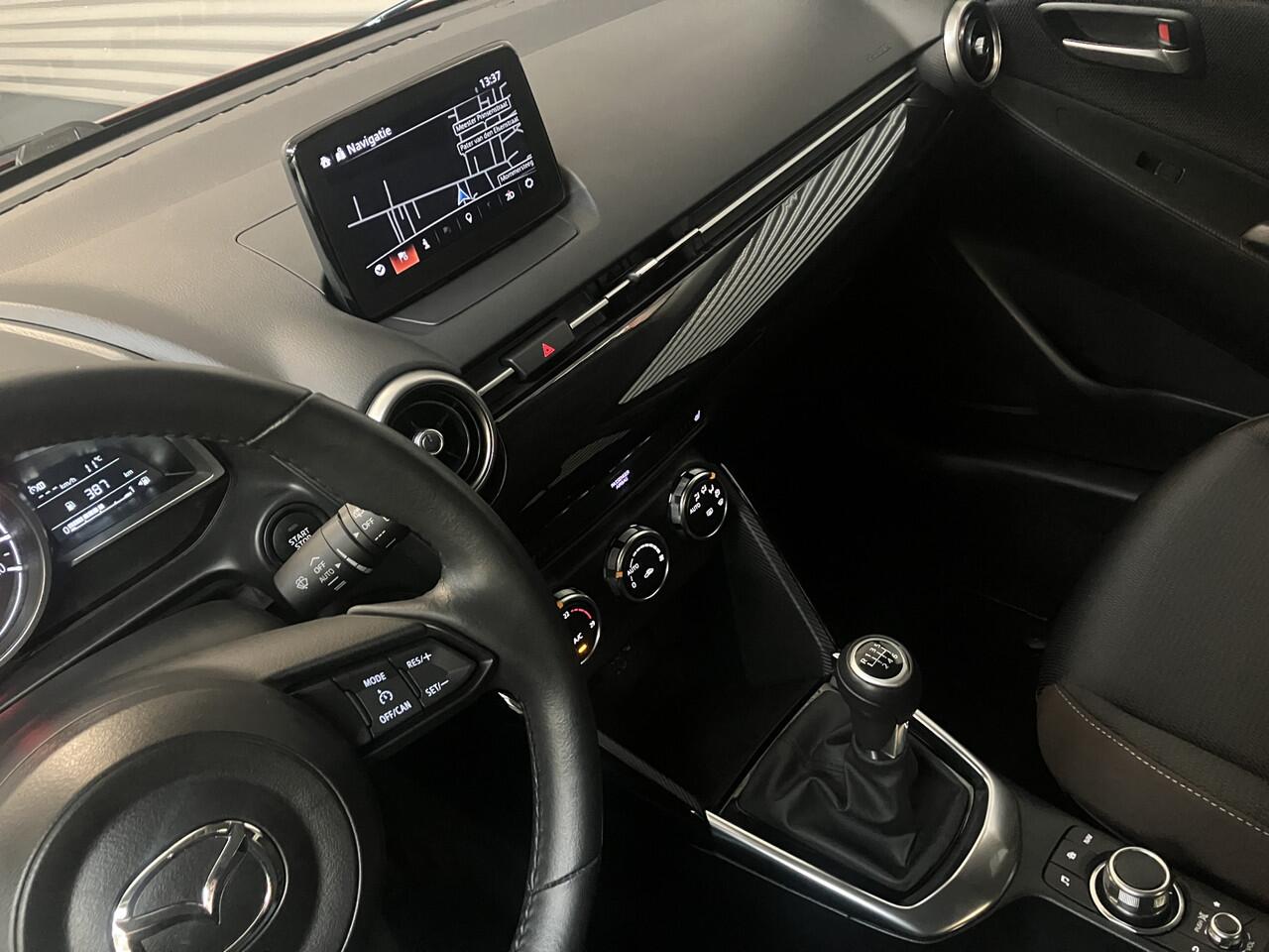 Mazda 2 1.5 MHEV LUXERY/PDC/CAM/DODE HOEK/NAVI/XENON/CARPLAY/ENZ