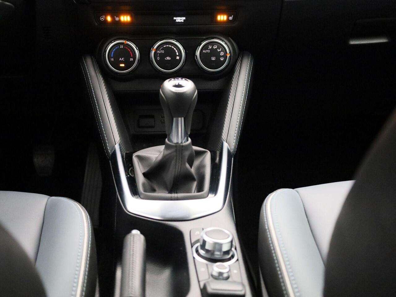 Mazda 2 1.5 90Pk Skyactiv-G Signature | Navigatie | Climate Control | Cruise Control Adaptief | Stoel- en Stuurwiel Verwarming | Apple Carplay/Android Auto | Lichtmetalen Velgen | Head-up Display | Parkeersensoren rondom incl. Camera | Keyless | Bekleding Leder/ 