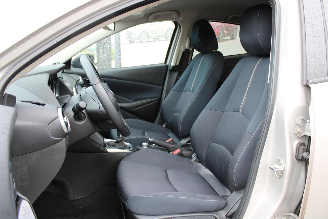 Mazda 2 1.5 Skyactiv-G Luxury + I-Activsense Pack, Spoiler, Navi, HUD, LMV 16 Inch, Apple CarPlay, Camera, PDC, Stuur/Stoelverwarming, Clima