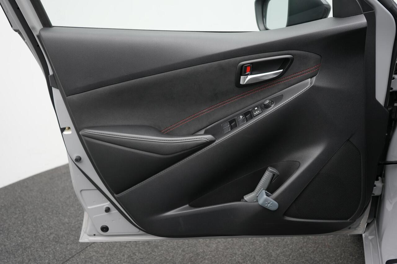 Mazda 2 1.5 e-SkyActiv-G Homura Aka met Driver Assistance pakket en dakspoiler : dealer onderhouden