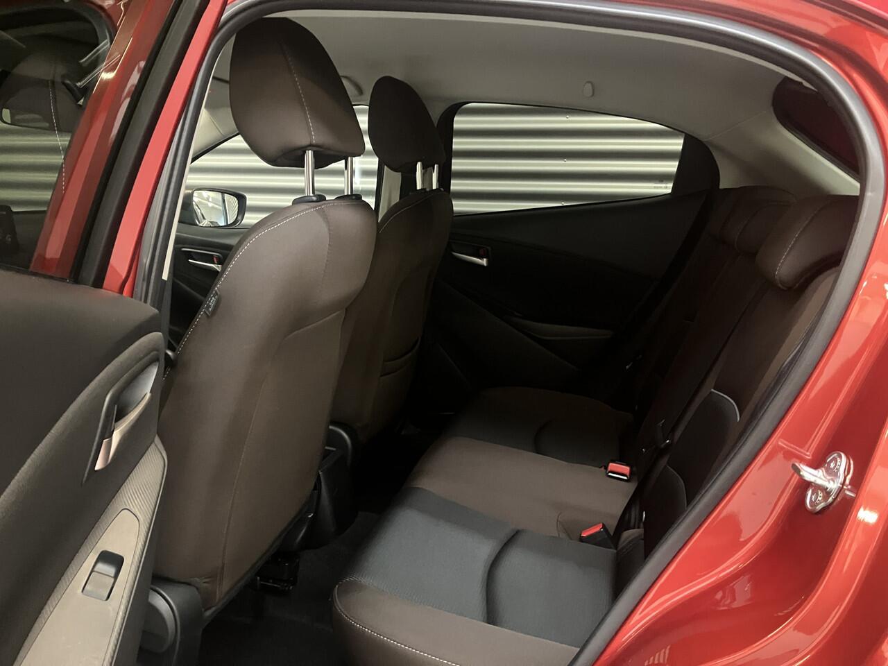 Mazda 2 1.5 MHEV LUXERY/PDC/CAM/DODE HOEK/NAVI/XENON/CARPLAY/ENZ