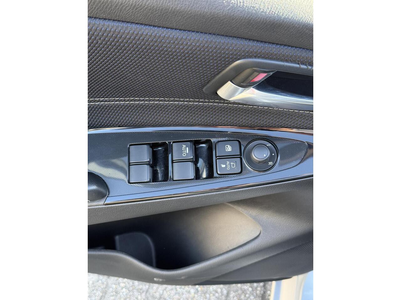 Mazda 2 1.5 Skyactiv-G Luxury Automaat | iACTIVSENSE PACK | CAMERA | STOELVERWARMING |