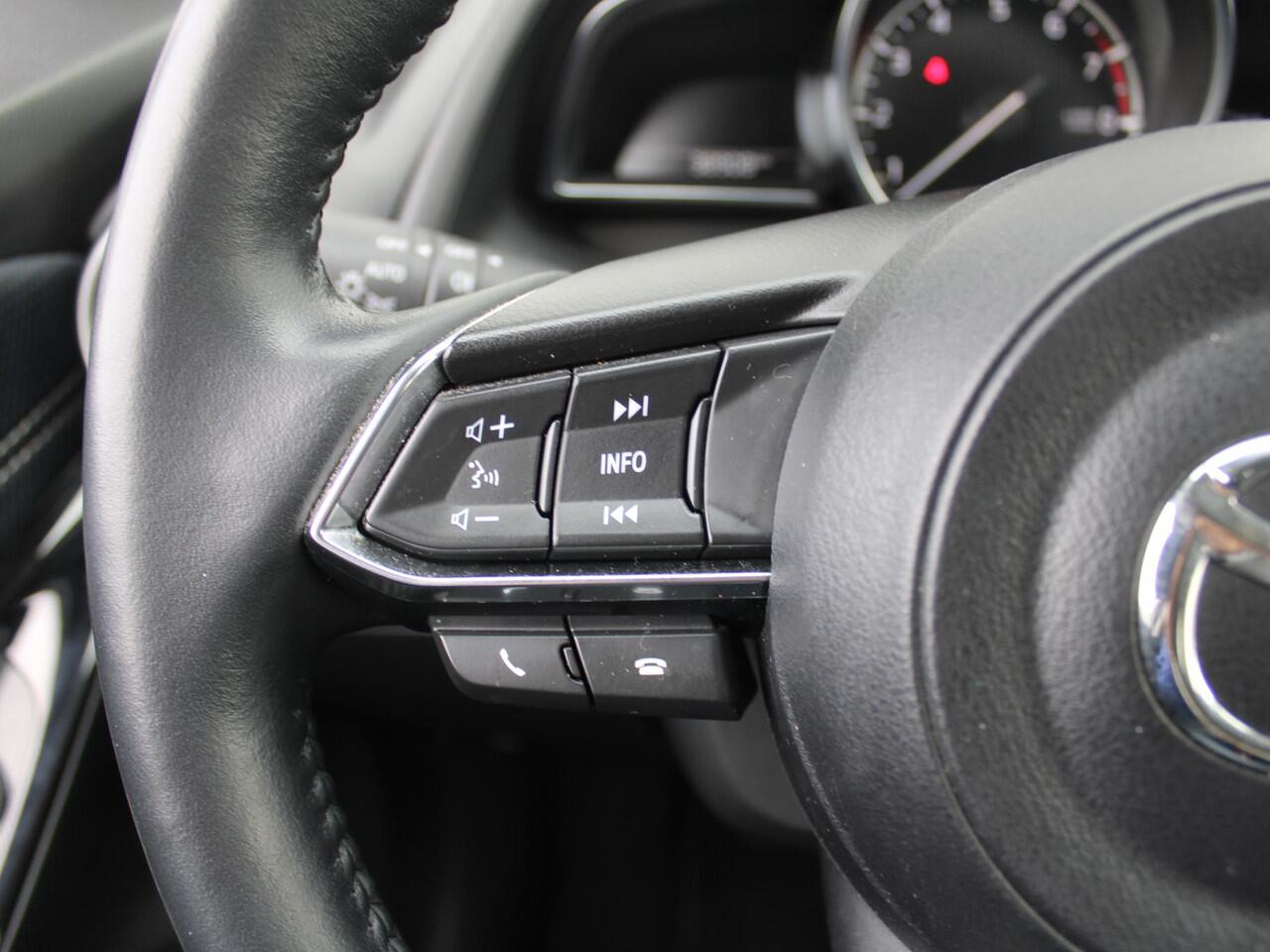 Mazda 2 1.5 Skyactiv-G Luxury | Trekhaak | Camera | Stuur-/stoelverwarming | Navi | 16" LM | Clima | HUD | LED | Dodehoek detectie |