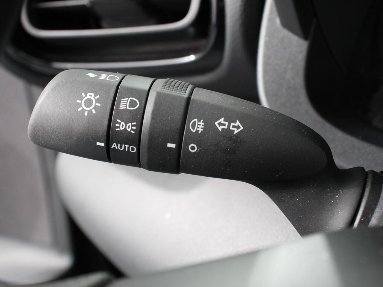 Mazda 2 Hybrid 1.5 Prime-line Airco Adaptieve cruise control Achteruitrijcamera Lane assist Radio Apple Carplay/ Android auto