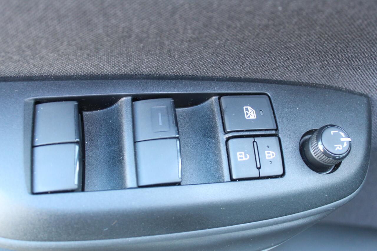 Mazda 2 Hybrid 1.5 Toyota Yaris l Stuur- en Stoelverwarming l Apple Carplay/ Android auto l Keyless l Automaat l Cruise control l VDL auto