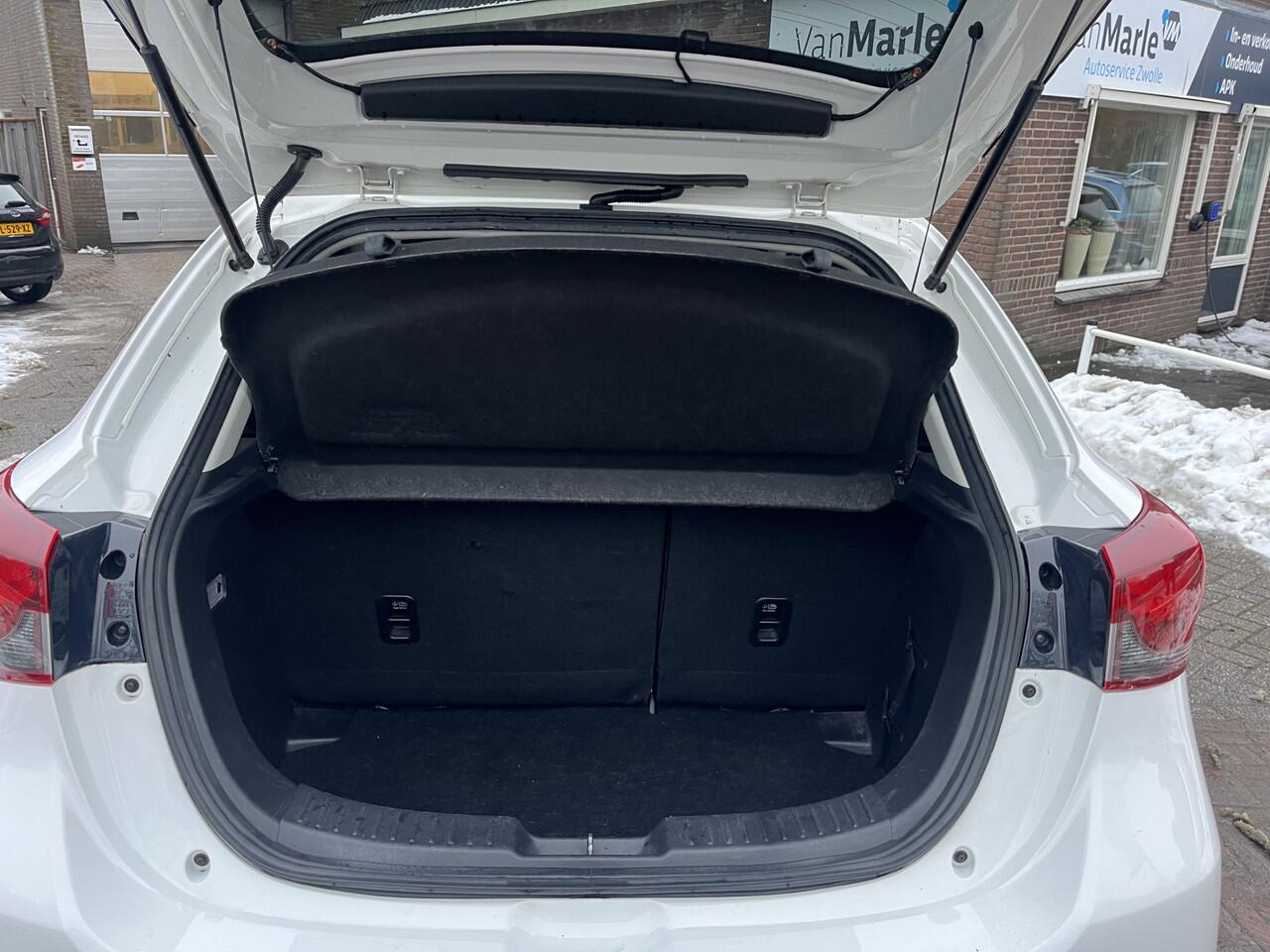 Mazda 2 1.5 Skyactiv-G Luxury CARPLAY CLIMA STOELVERWARMING