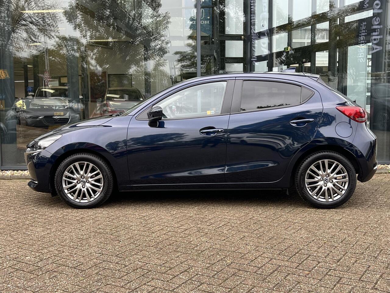 Mazda 2 1.5 Skyactiv-G Luxury | ACHTERUITRIJCAMERA | STOEL-EN STUURVERWARMING | LM VELGEN | CARPLAY | NAVIGATIE