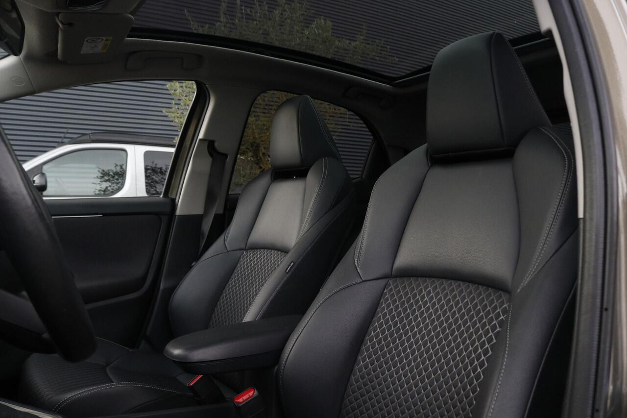 Mazda 2 Hybrid / Model Toyota Yaris Hybride Executive 1.5 Select | Panoramadak | Trekhaak afneembaar | Parkeersensoren | Apple Carplay |