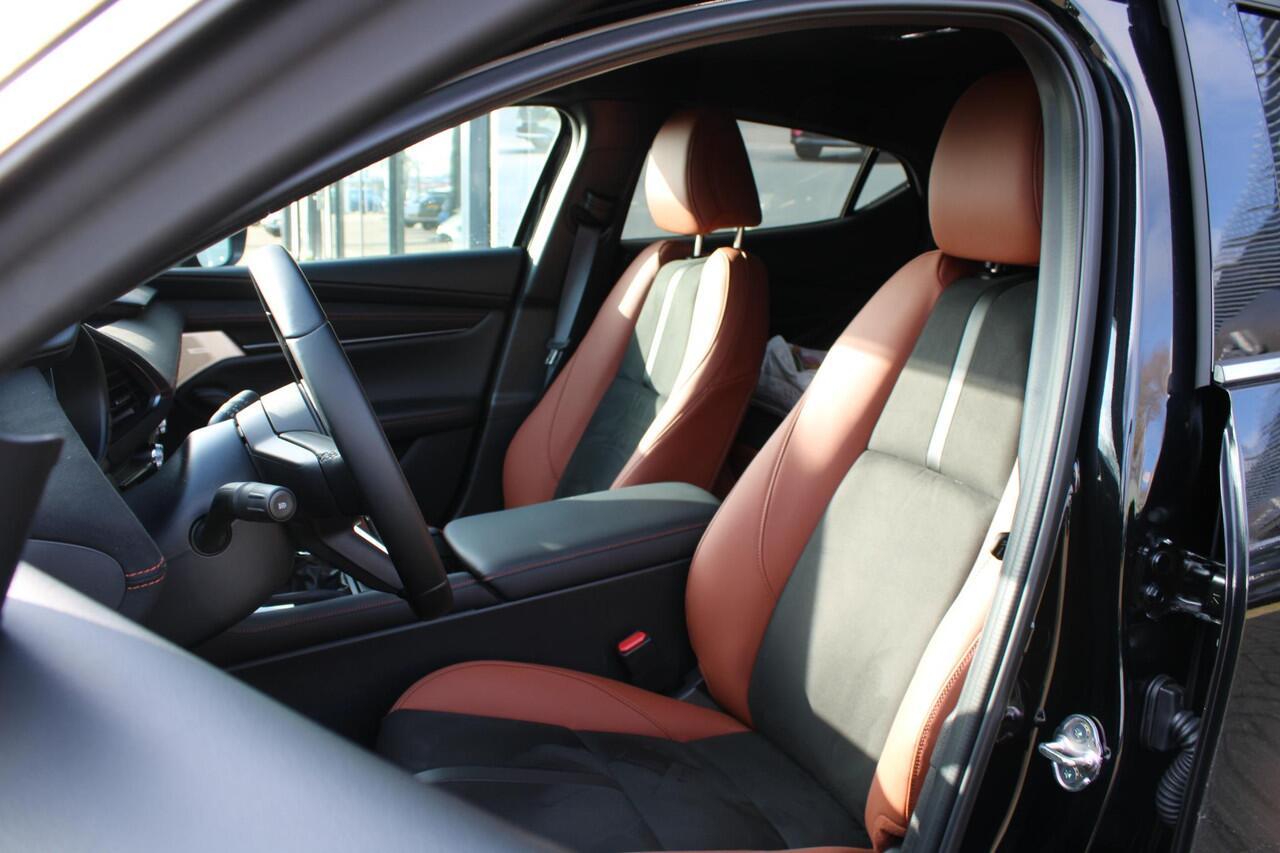 Mazda 3 HB 2.0 e-SkyActiv-X 186 M Hybrid Nagisa , Demovoordeel ¤6.985,-, Jansen Performance uitvoering, Bruin Leder, Bose, Navi, Adap.Cruise, Clima, Apple Carplay, Camera, PDC, HUD, Stoelverwarming, 18" LMV