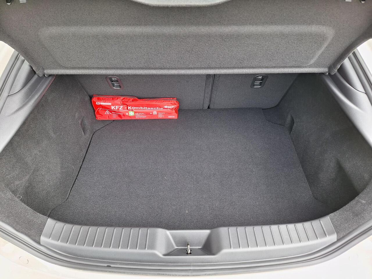 Mazda 3 2.5 e-SkyActiv-G M Hybrid 140 Takumi | Nederlandse auto | Dealeronderhouden | Bose | Automaat | Elektrische verstelbare stoelen met stoelgeheugen | Stoel/stuurverwarming | 360 graden camera | Apple Carplay/Android Auto | Privacy glass | Leder |