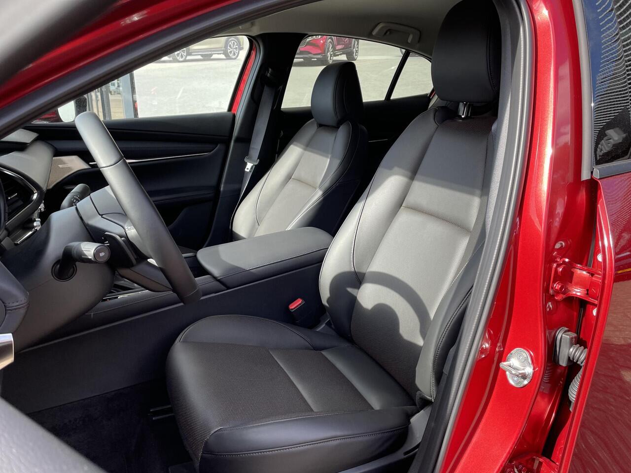 Mazda 3 3 Sedan 2.0 E-SkyActiv-X 186 Takumi , Demovoordeel ¤ 5.000,- , Automaat, Leder, Bose, 360 Camera, HUD, LMV 18 Inch, Clima, Stoelverwarming, Stuurverwarming, Navi, Apple Carplay, LKA, Adap. Cruise