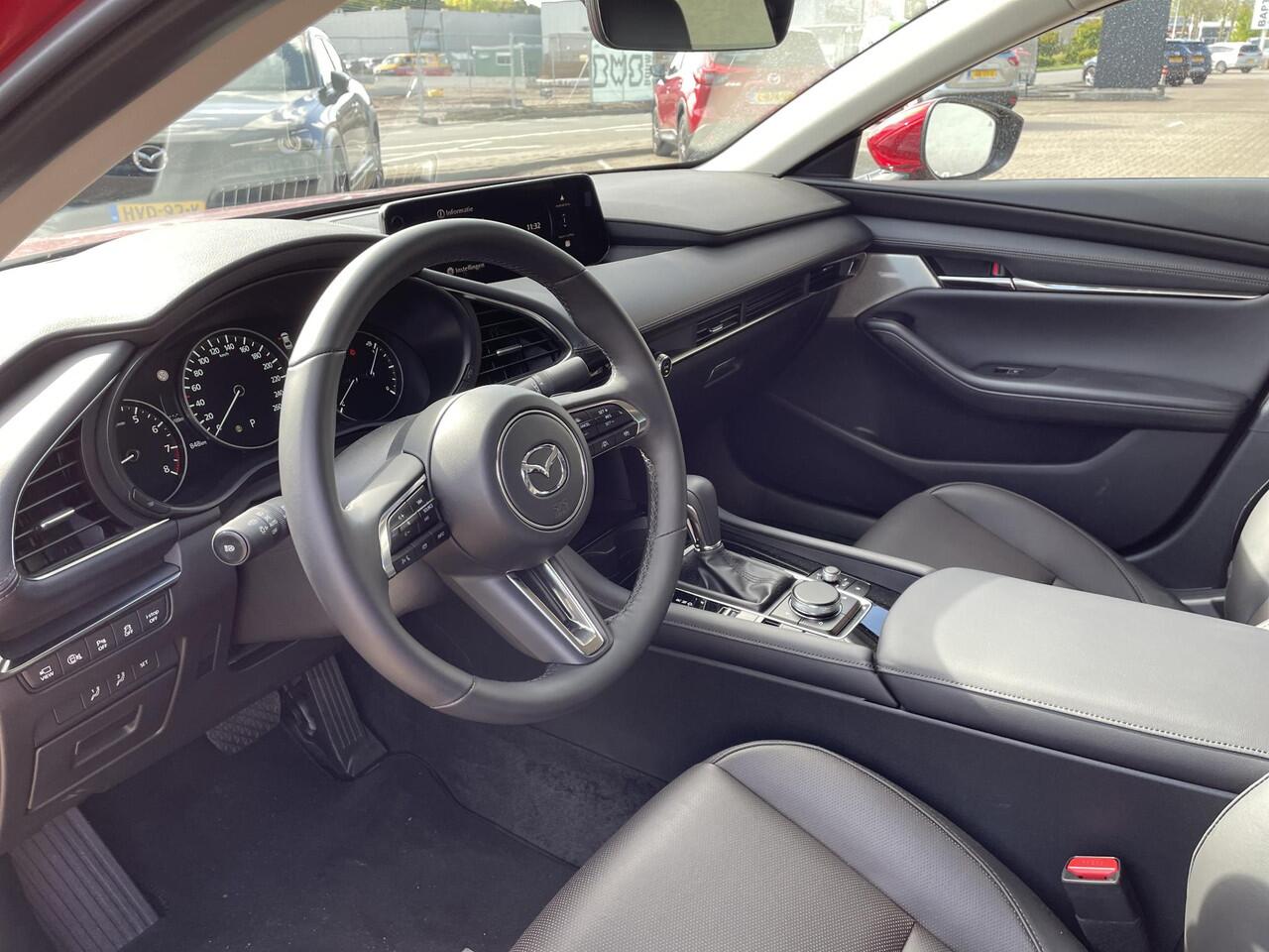 Mazda 3 3 Sedan 2.0 E-SkyActiv-X 186 Takumi , Demovoordeel ¤ 5.000,- , Automaat, Leder, Bose, 360 Camera, HUD, LMV 18 Inch, Clima, Stoelverwarming, Stuurverwarming, Navi, Apple Carplay, LKA, Adap. Cruise