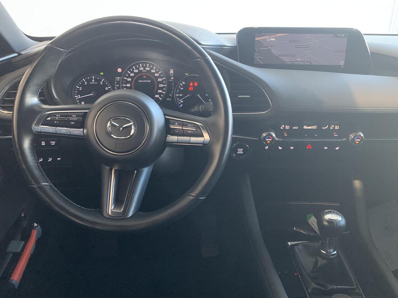 Mazda 3 2.0 e-SkyActiv-X M Hybrid 180 Luxury | NAVIGATIE | ADAPTIVE CRUISECONTROL | ACHTERUITRIJCAMERA | PARKEERSENSOREN VOOR-/ACHTER | STOEL-/STUURVERWARMING | VOL LEDER