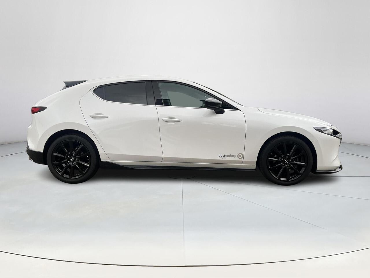 Mazda 3 2.0 e-SkyActiv-X M Hybrid 186 Nagisa | Aero pakket | Alcantara/Leder met stoelgeheugen | Achteruitrijcamera | Bose | HeadupDisplay | Navigatie en draadloze Applecarplay\Androidauto | Verlichte Dorpelbeschermers | Parelmoer Wit