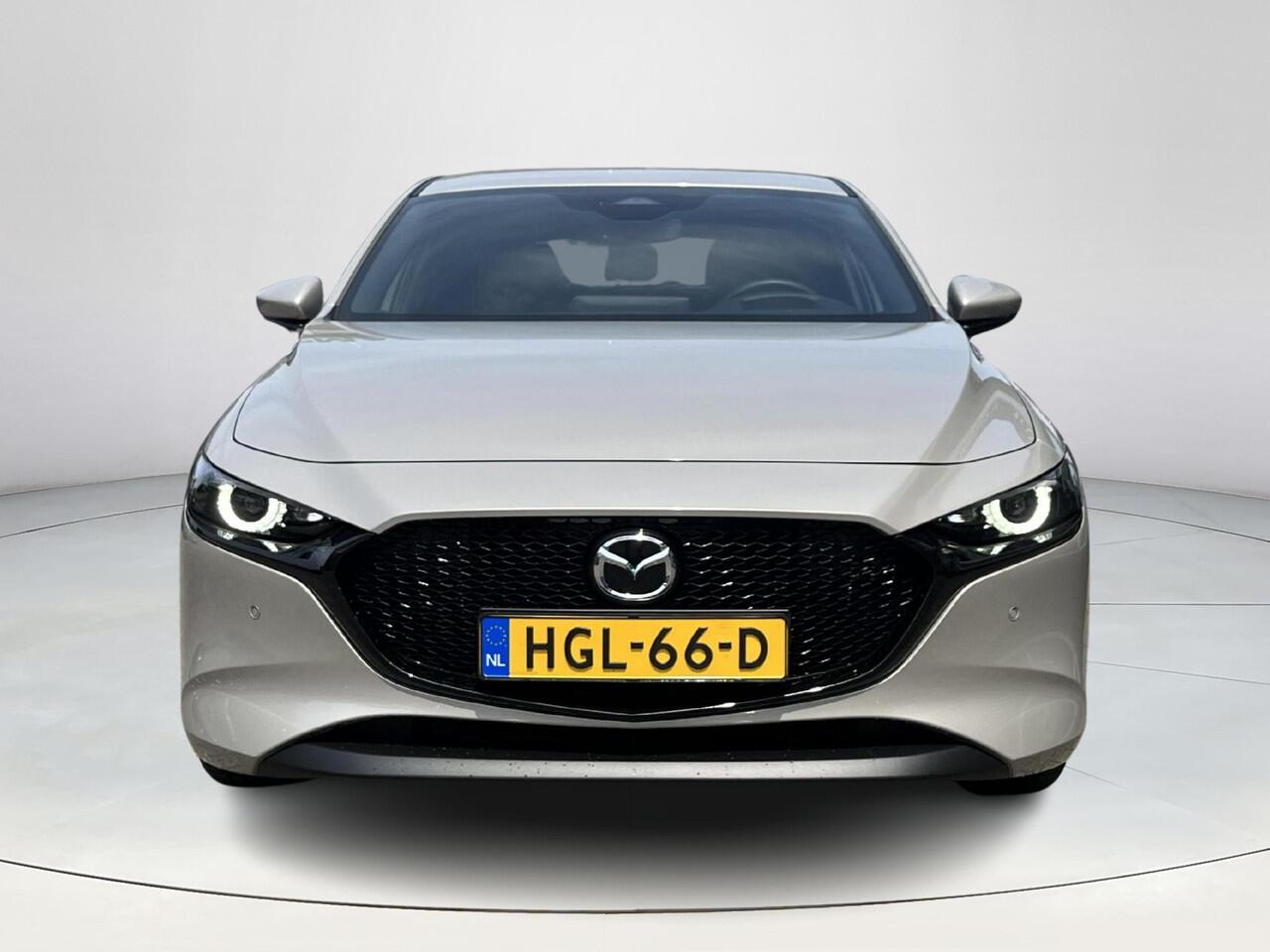 Mazda 3 2.5 e-SkyActiv-G M Hybrid 140 Takumi | Nederlandse auto | Dealeronderhouden | Bose | Automaat | Elektrische verstelbare stoelen met stoelgeheugen | Stoel/stuurverwarming | 360 graden camera | Apple Carplay/Android Auto | Privacy glass | Leder |