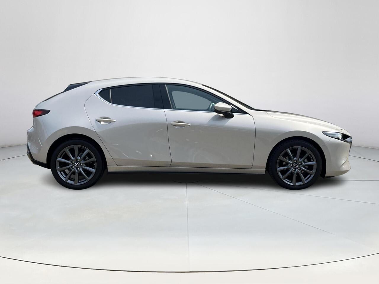 Mazda 3 2.5 e-SkyActiv-G M Hybrid 140 Takumi | Nederlandse auto | Dealeronderhouden | Bose | Automaat | Elektrische verstelbare stoelen met stoelgeheugen | Stoel/stuurverwarming | 360 graden camera | Apple Carplay/Android Auto | Privacy glass | Leder |