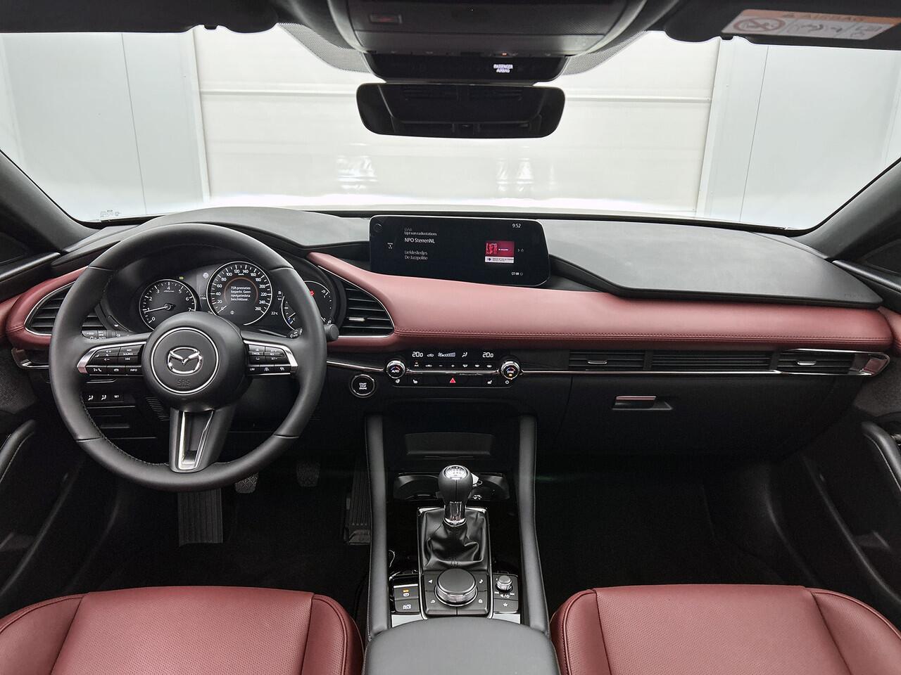 Mazda 3 2.0 e-SkyActiv-X M Hybrid 186 Takumi Aeropakket Sunroof DEMO Rood leer | Schuifdak | Bose