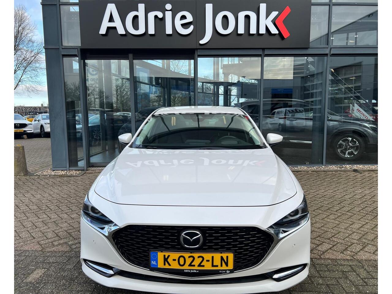 Mazda 3 2.0 e-SkyActiv-X M Hybrid 180 Luxury | AUTOMAAT | NED. AUTO | DEALER ONDERHOUDEN | I-ACTIVESENSE PAKKET | CRUISE CONTROL ADAPTIEF | 360 CAMERA | STOEL + STUURVERWARMING
