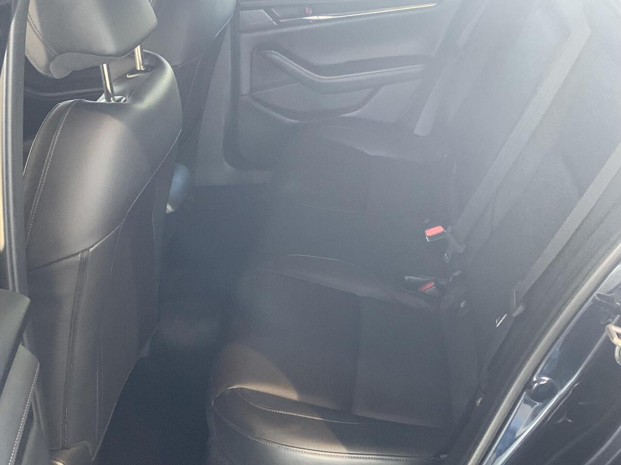 Mazda 3 2.0 e-SkyActiv-X M Hybrid 180 Luxury | NAVIGATIE | ADAPTIVE CRUISECONTROL | ACHTERUITRIJCAMERA | PARKEERSENSOREN VOOR-/ACHTER | STOEL-/STUURVERWARMING | VOL LEDER