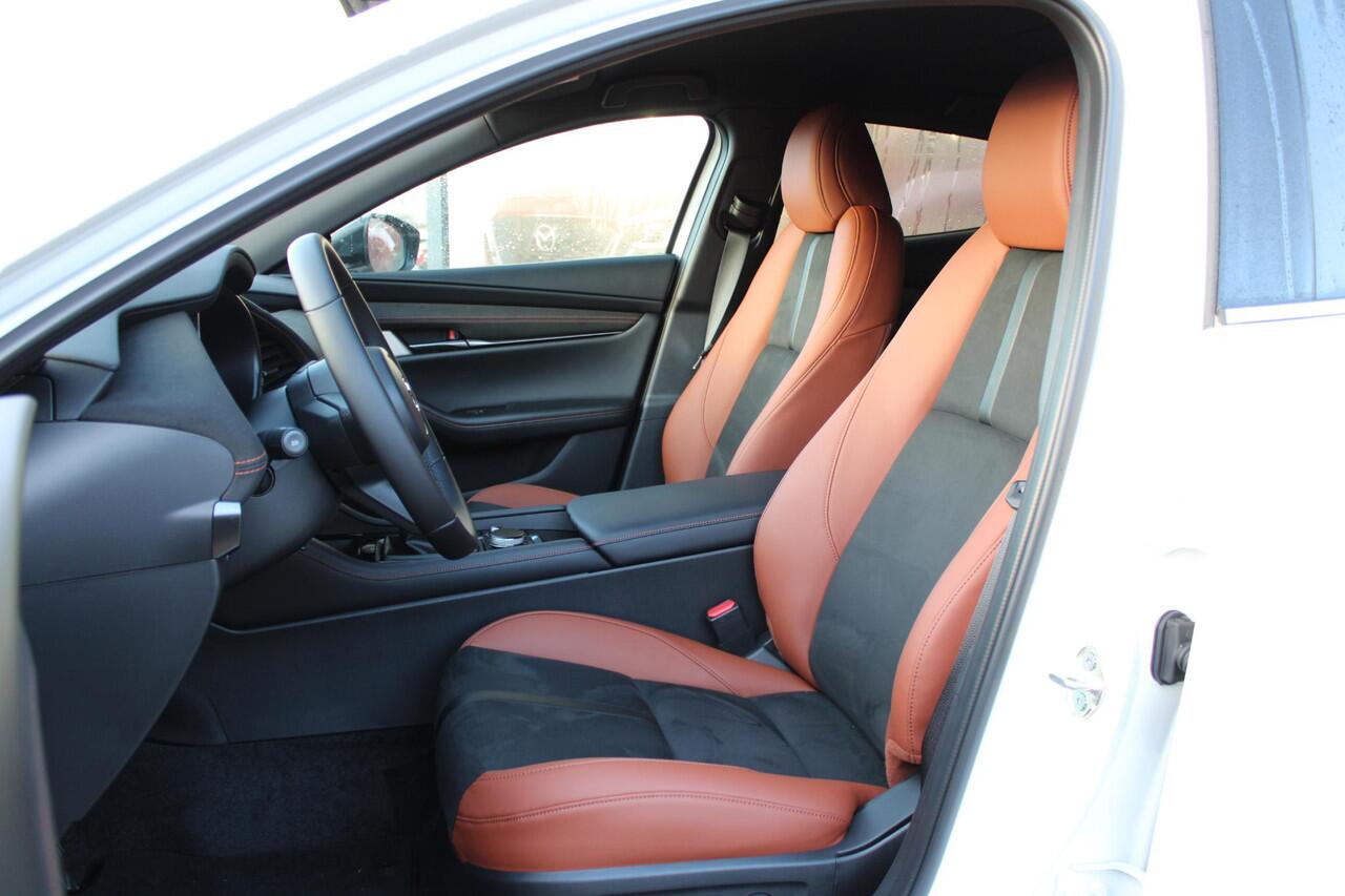 Mazda 3 HB 2.5 e-SkyActiv-G M Hybrid 140 Nagisa , Demovoordeel ¤ 6.490,-, Automaat, Bruin Leder, Bose, Navi, Adap.Cruise, Clima, Apple Carplay, Camera, PDC, HUD, Stoelverwarming, 18" LMV