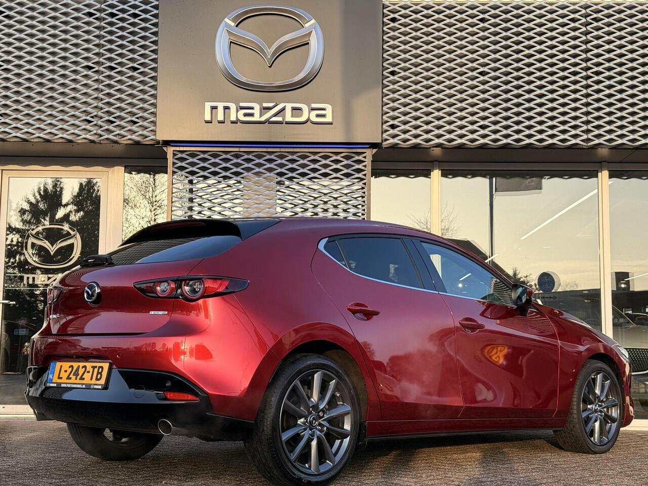 Mazda 3 2.0 e-SkyActiv-G M Hybrid 150 Sportive Mazda 3 2.0 e-SkyActiv-G 150 Sportive | CARPLAY | HEAUD UP DISPLAY | ADAPTIEVE CRUISE CONTROL |