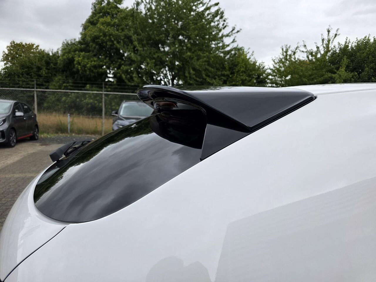 Mazda 3 2.0 e-SkyActiv-X M Hybrid 186 Nagisa | Aero pakket | Alcantara/Leder met stoelgeheugen | Achteruitrijcamera | Bose | HeadupDisplay | Navigatie en draadloze Applecarplay\Androidauto | Verlichte Dorpelbeschermers | Parelmoer Wit