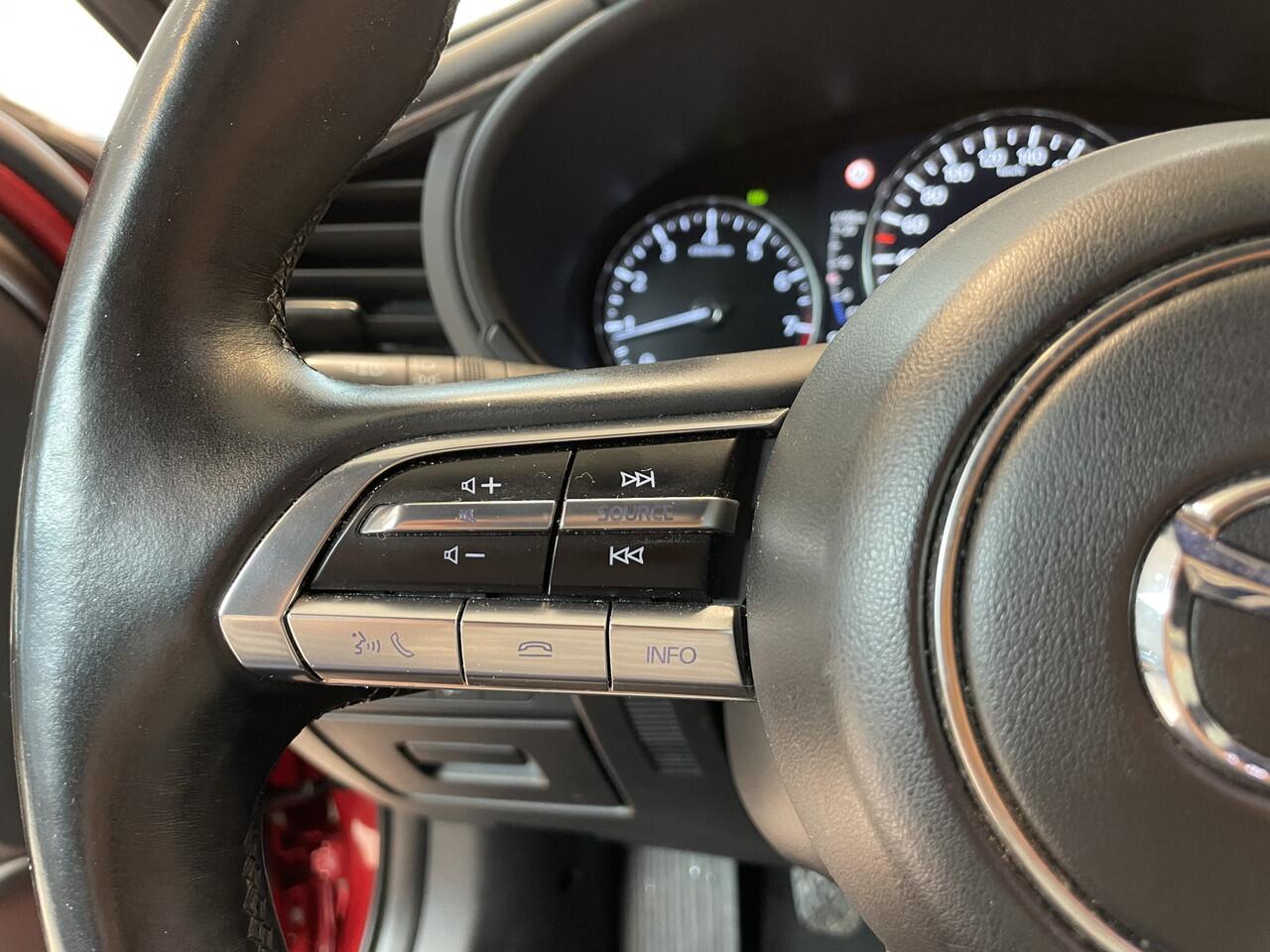 Mazda 3 2.0 e-SkyActiv-X M Hybrid 180 Luxury | Apple Carplay Android Auto | fabrieksnavi | Trekhaak afneembaar |extra set LM velgen met winterbanden|