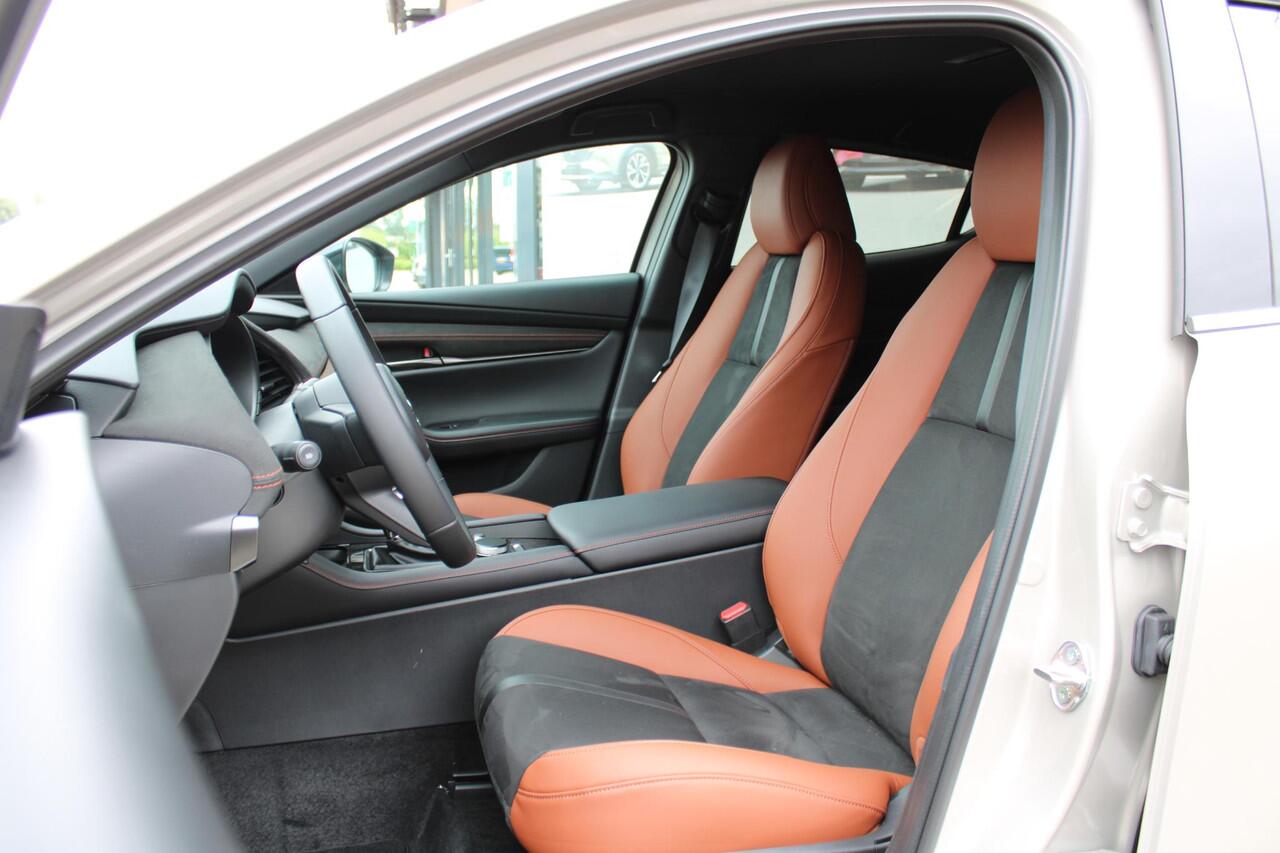 Mazda 3 2.0 e-SkyActiv-X M Hybrid 186 Nagisa , Demovoordeel ¤ 5.000,-, Automaat, Bruin Leder, Bose, Navi, Adap.Cruise, Clima, Apple Carplay, Camera, PDC, HUD, Stoelverwarming, 18" LMV