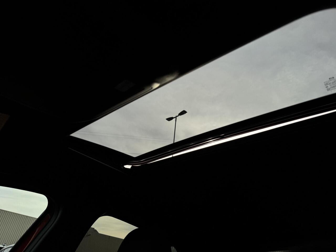 Mazda 3 2.0 e-SkyActiv-X M Hybrid 186 Takumi | Sunroof | Automaat | Stoel/stuurverwarming | BOSE- Premium audio | Elektrische geheugen stoelen | Lederen bekleding | Apple carplay/ Android auto | 360* camera | Full led adaptive |