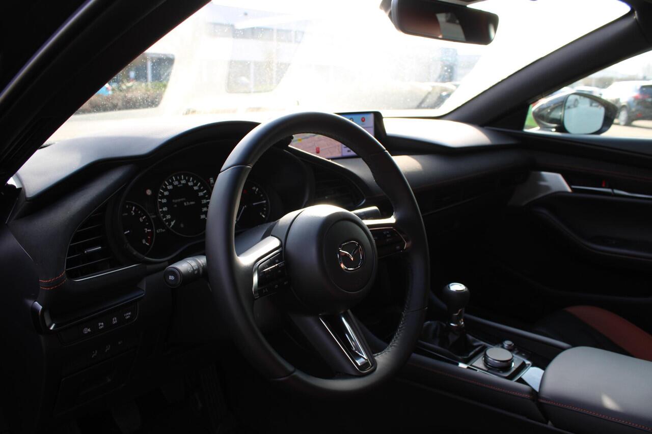 Mazda 3 HB 2.0 e-SkyActiv-X 186 M Hybrid Nagisa , Demovoordeel ¤6.985,-, Jansen Performance uitvoering, Bruin Leder, Bose, Navi, Adap.Cruise, Clima, Apple Carplay, Camera, PDC, HUD, Stoelverwarming, 18" LMV