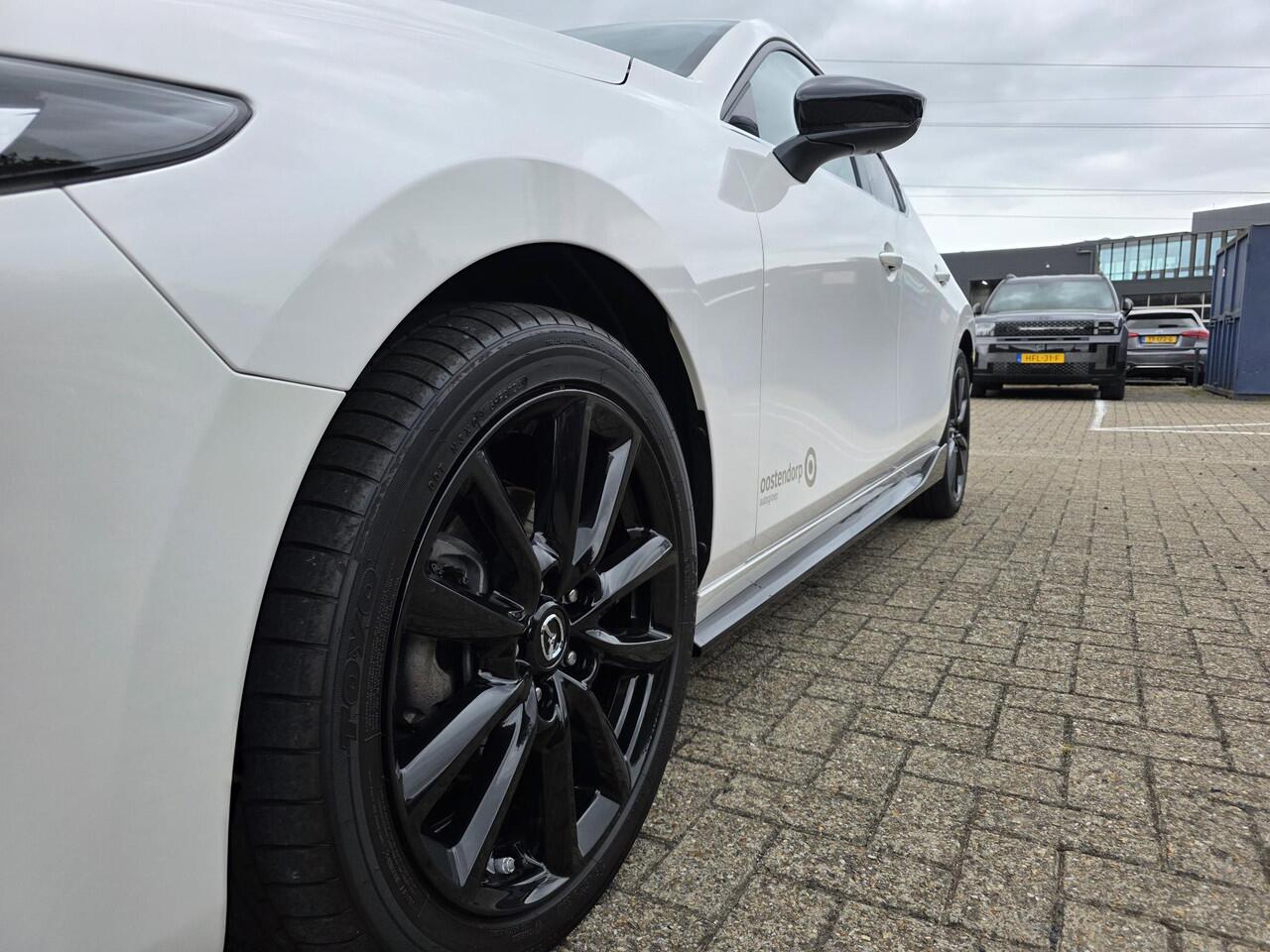 Mazda 3 2.0 e-SkyActiv-X M Hybrid 186 Nagisa | Aero pakket | Alcantara/Leder met stoelgeheugen | Achteruitrijcamera | Bose | HeadupDisplay | Navigatie en draadloze Applecarplay\Androidauto | Verlichte Dorpelbeschermers | Parelmoer Wit