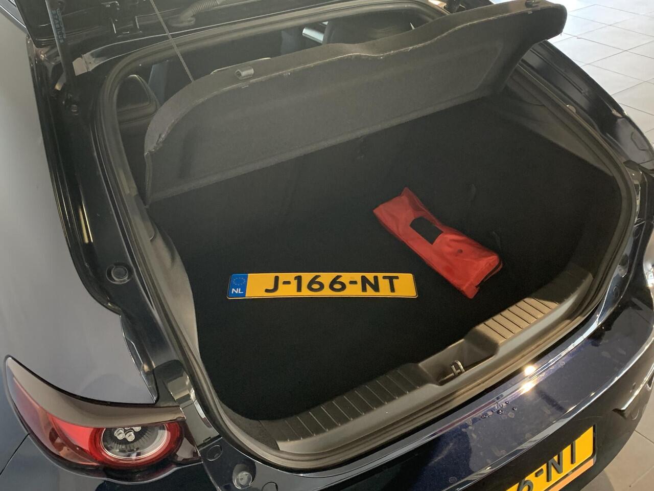 Mazda 3 2.0 e-SkyActiv-X M Hybrid 180 Luxury | NAVIGATIE | ADAPTIVE CRUISECONTROL | ACHTERUITRIJCAMERA | PARKEERSENSOREN VOOR-/ACHTER | STOEL-/STUURVERWARMING | VOL LEDER