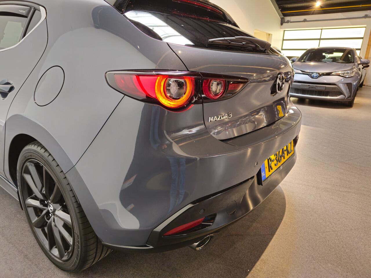 Mazda 3 2.0 e-SkyActiv-G M Hybrid 150 Homura - Stoelverwarming - Apple Carplay/ Android Auto - Adaptive Cruise - Bose audio - Headup display - Afneembare trekhaak