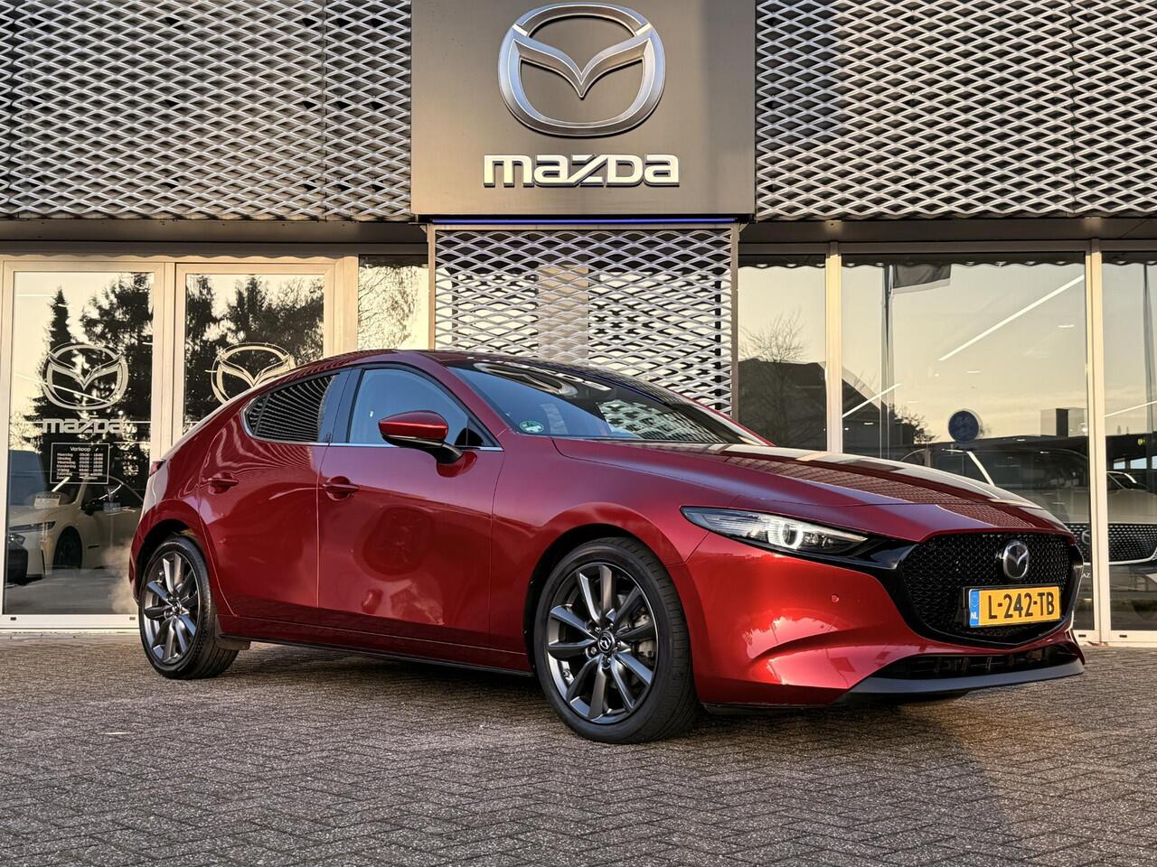 Mazda 3 2.0 e-SkyActiv-G M Hybrid 150 Sportive Mazda 3 2.0 e-SkyActiv-G 150 Sportive | CARPLAY | HEAUD UP DISPLAY | ADAPTIEVE CRUISE CONTROL |