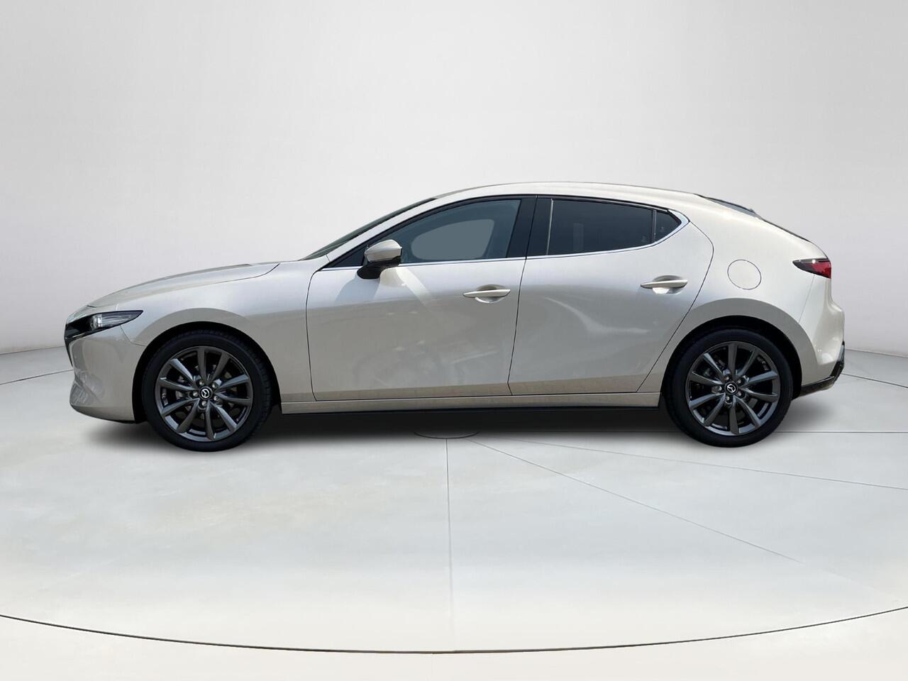 Mazda 3 2.5 e-SkyActiv-G M Hybrid 140 Takumi | Nederlandse auto | Dealeronderhouden | Bose | Automaat | Elektrische verstelbare stoelen met stoelgeheugen | Stoel/stuurverwarming | 360 graden camera | Apple Carplay/Android Auto | Privacy glass | Leder |