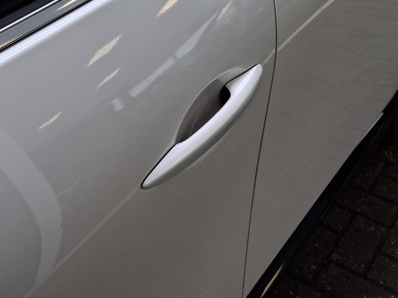 Mazda 3 2.0 e-SkyActiv-X M Hybrid 186 Nagisa | Aero pakket | Alcantara/Leder met stoelgeheugen | Achteruitrijcamera | Bose | HeadupDisplay | Navigatie en draadloze Applecarplay\Androidauto | Verlichte Dorpelbeschermers | Parelmoer Wit