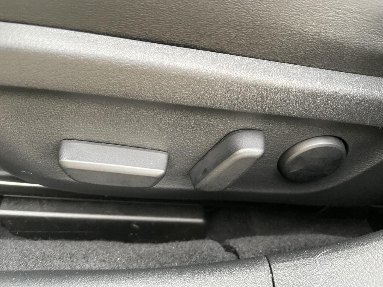 Mazda 3 2.0 e-SkyActiv-X M Hybrid 180 Automaat Comfort met Bose | Climate control | Winterpakket | TREKHAAK | LEDER | NAVIGATIE Achteruitrijcamera | Parkeersensoren voor + achter