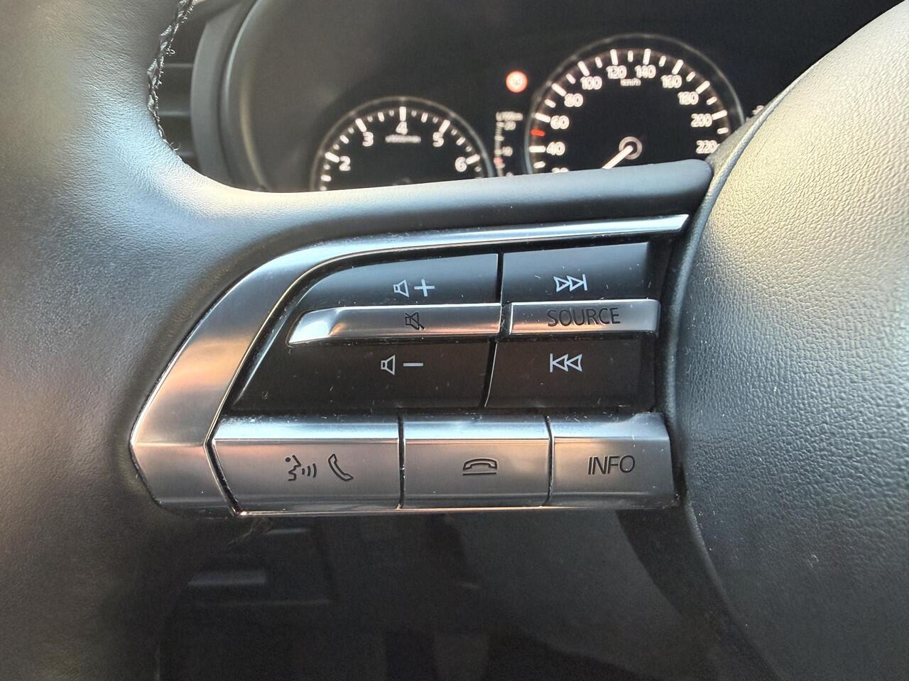 Mazda 3 2.0 e-SkyActiv-G M Hybrid 150 Sportive Mazda 3 2.0 e-SkyActiv-G 150 Sportive | CARPLAY | HEAUD UP DISPLAY | ADAPTIEVE CRUISE CONTROL |