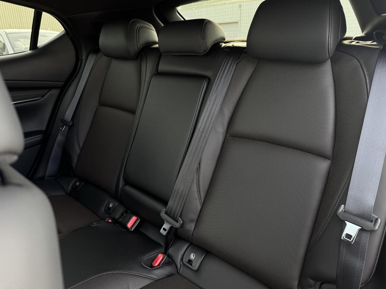 Mazda 3 2.0 e-SkyActiv-X M Hybrid 186 Takumi | Automaat | Climate Control | Stoel en stuurverwarming | 360 camera | Bose | Dodehoeksensoren | Draadloze Applecarplay en Android auto | Stoelgeheugen | Full adaptieve led | Adaptieve cruise control |