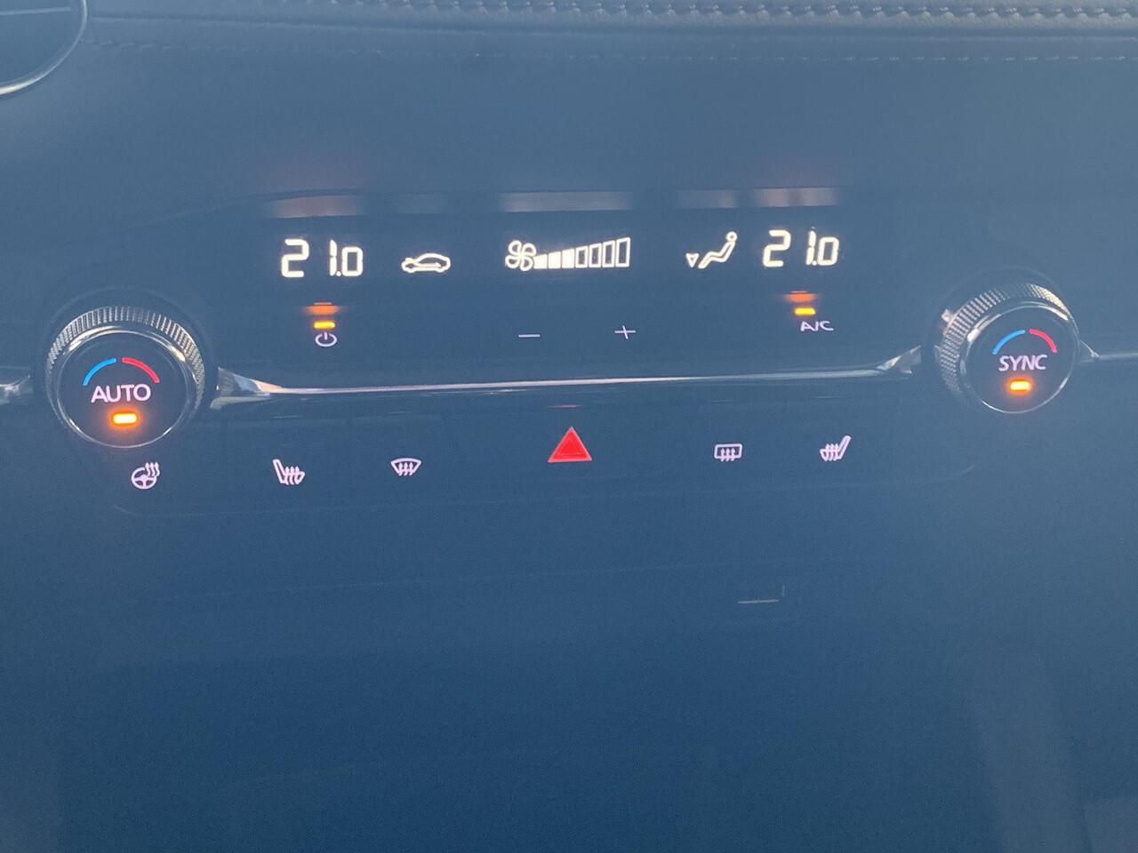 Mazda 3 2.0 e-SkyActiv-X M Hybrid 180 Luxury | NAVIGATIE | ADAPTIVE CRUISECONTROL | ACHTERUITRIJCAMERA | PARKEERSENSOREN VOOR-/ACHTER | STOEL-/STUURVERWARMING | VOL LEDER