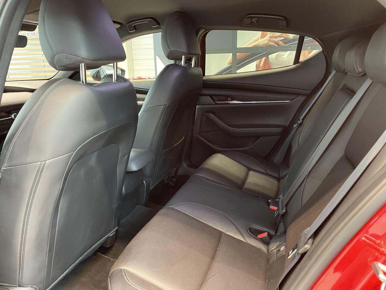 Mazda 3 2.0 e-SkyActiv-X M Hybrid 180 Luxury | Apple Carplay Android Auto | fabrieksnavi | Trekhaak afneembaar |extra set LM velgen met winterbanden|