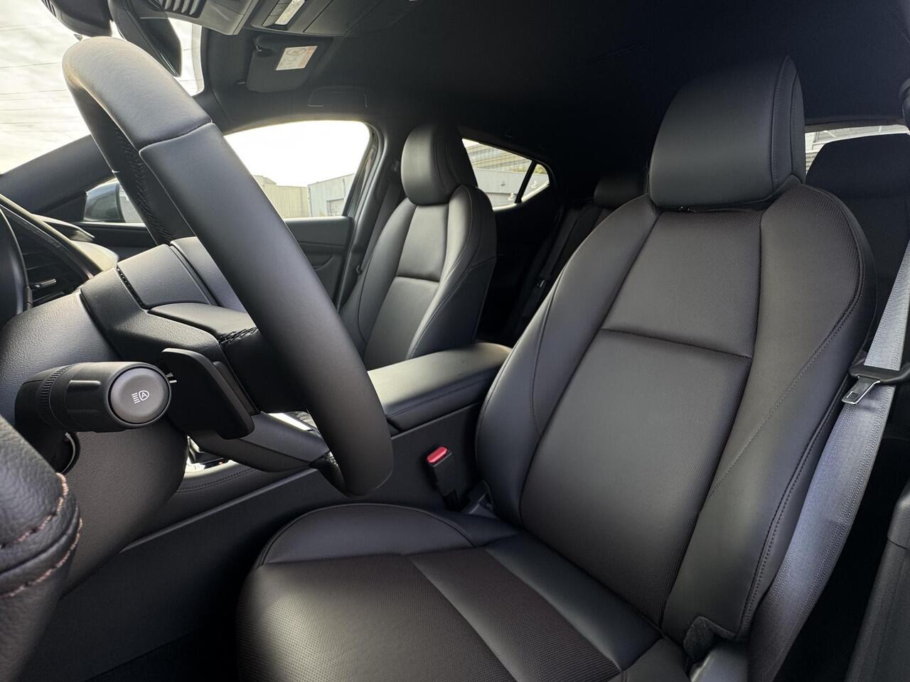 Mazda 3 2.0 e-SkyActiv-X M Hybrid 186 Takumi | Automaat | Stoel/stuurverwarming | BOSE- Premium audio | Elektrische geheugen stoelen | Lederen bekleding | Apple carplay/ Android auto | 360* camera | Full led adaptive |