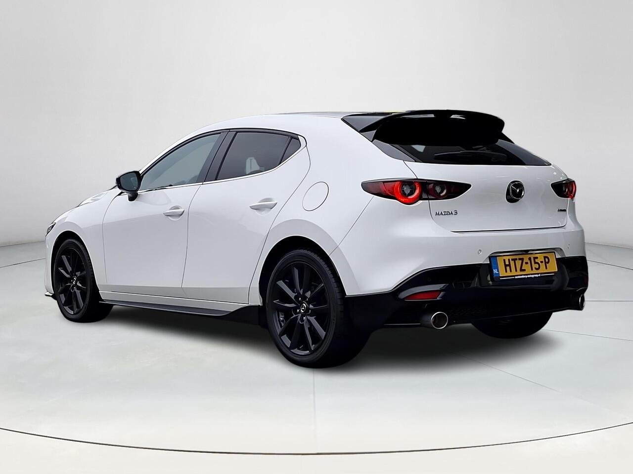 Mazda 3 2.0 e-SkyActiv-X M Hybrid 186 Nagisa | Aero pakket | Alcantara/Leder met stoelgeheugen | Achteruitrijcamera | Bose | HeadupDisplay | Navigatie en draadloze Applecarplay\Androidauto | Verlichte Dorpelbeschermers | Parelmoer Wit