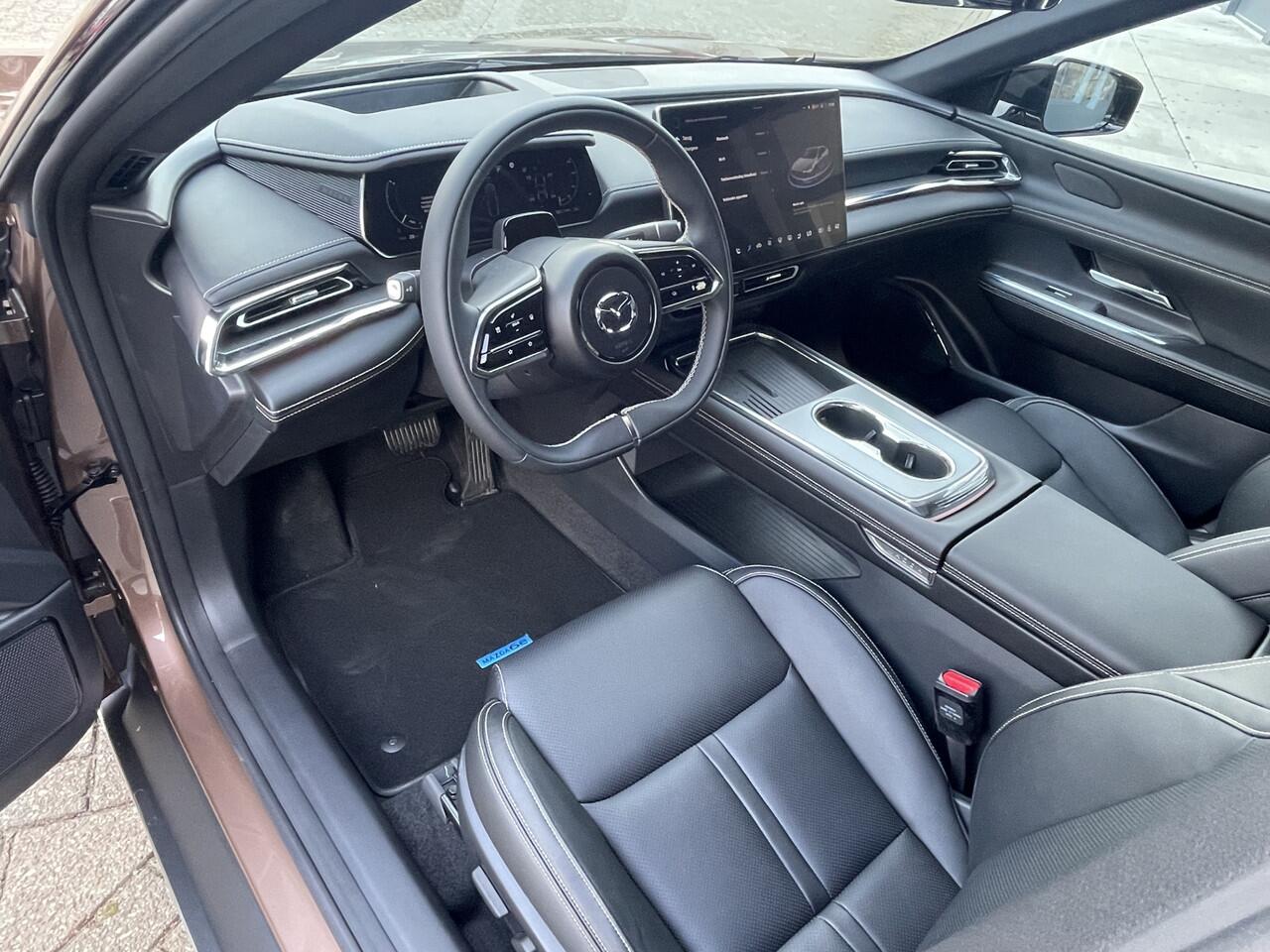 Mazda 6 6e NU VOOR ¤ 299,- PER MAAND! * TAKUMI 68.8 kWh NAVIGATIE | PANORAMA DAK | 19 INCH LMV | RONDOMZICHT CAMERA | WINTERPAKKET NU VOOR ¤ 299,- PER MAAND! *