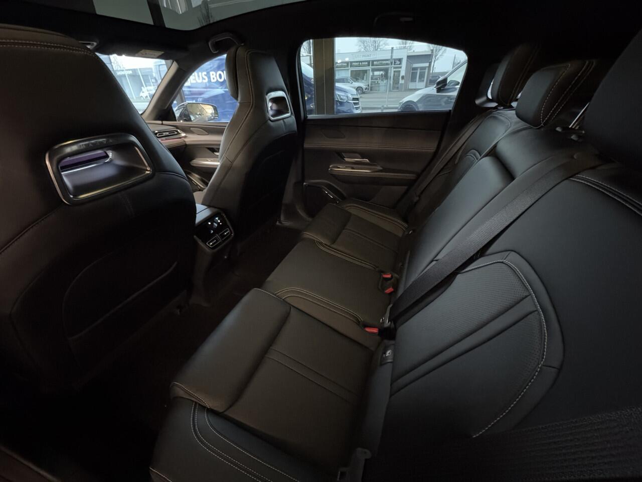 Mazda 6 6e NU VOOR ¤ 299,- PER MAAND! * TAKUMI 68.8 kWh NAVIGATIE | PANORAMA DAK | 19 INCH LMV | RONDOMZICHT CAMERA | WINTERPAKKET NU VOOR ¤ 299,- PER MAAND! *