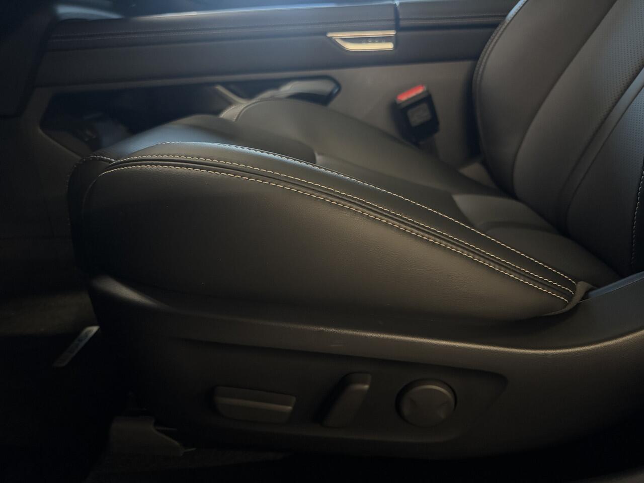 Mazda 6 6e NU VOOR ¤ 299,- PER MAAND! * TAKUMI 68.8 kWh ZWART LEDER INTERIEUR | 360 CAMERA | PANORAMADAK | 19 INCH LMV NU VOOR ¤ 299,- PER MAAND! *