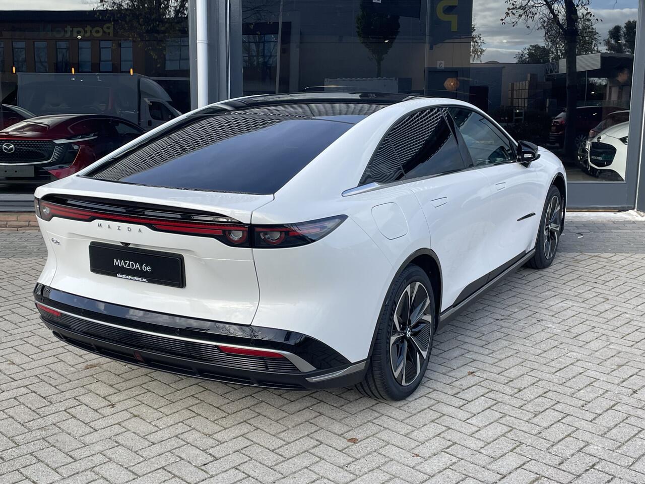 Mazda 6 6e NU VOOR ¤ 299,- PER MAAND! *TAKUMI 68.8 kWh ZWART LEDER INTERIEUR | 360 CAMERA | PANORAMADAK | 19 INCH LMV NU VOOR ¤ 299,- PER MAAND! *