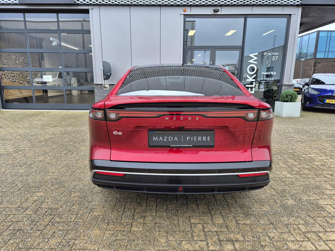 Mazda 6 6e NU VOOR ¤ 299,- PER MAAND! * |TAKUMI 68.8 KWh | SNELLADEN | TOT 479 KM ACTIERADIUS | 200 kW DC NAVIGATIE | PANORAMA DAK | 19 INCH LMV | RONDOMZICHT CAMERA | WINTERPAKKET NU VOOR ¤ 299,- PER MAAND! *